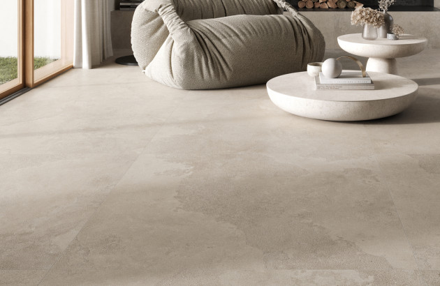 Grand carreaux de carrelage beige XXL au sol d'un salon