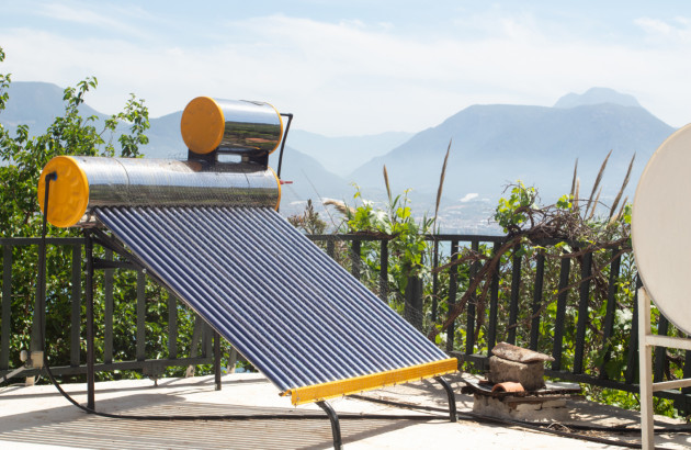 Système de panneau solaire thermique posé sur un toit de maison dans un pays au climat méditérannéen