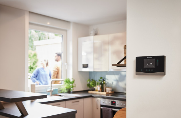 Petite cuisine de maison avec un thermostat d'ambiance mural