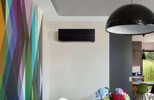 Unité de climatisation noire design intégrée dans un intérieur moderne avec décoration géométrique colorée.