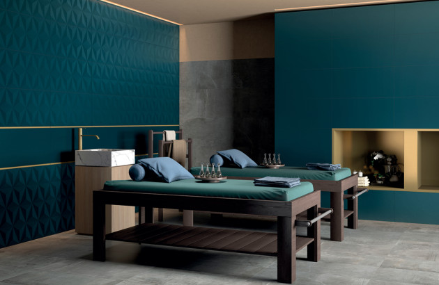 Espace bien-être avec carrelage bleu en relief.