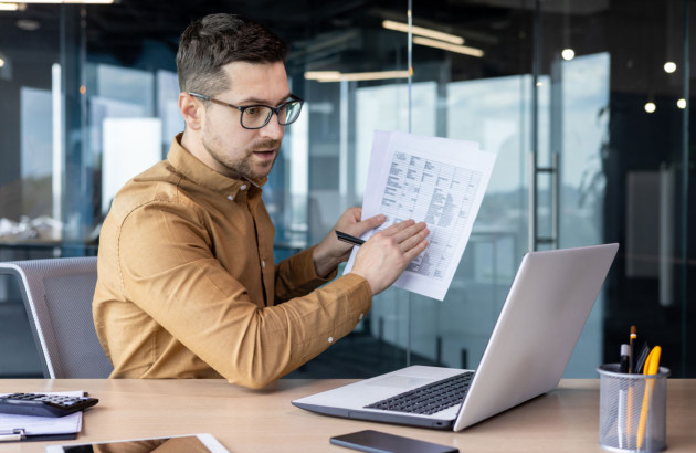 Homme qui compare des rendements de panneaux solaires