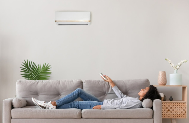 Personne profitant du confort d’une climatisation réversible