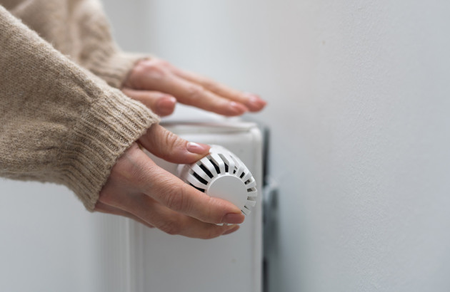 Femme qui utilise un thermostat de radiateur