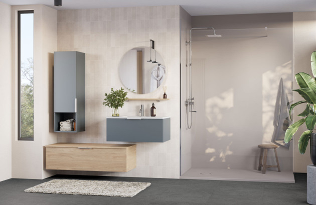 Salle de bains au style zen avec une douche avec une grande paroi