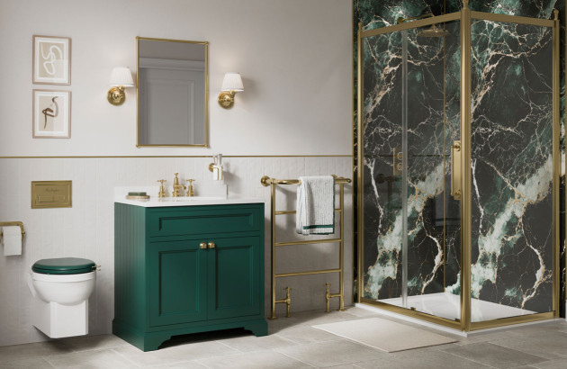 Salle de bains classique chic avec meuble vert, robinetterie dorée et cabine de douche aux finitions laiton.