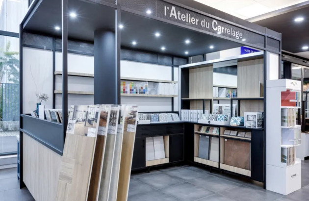 Carreaux de carrelage exposés dans un showroom
