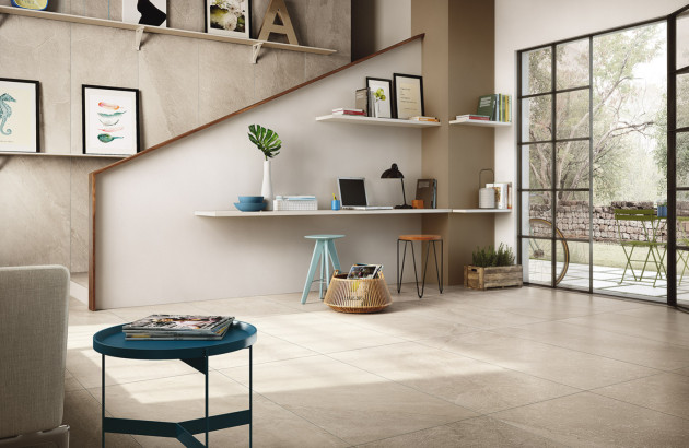 Grande pièce à vivre de maison avec du carrelage teinté dans la masse au sol