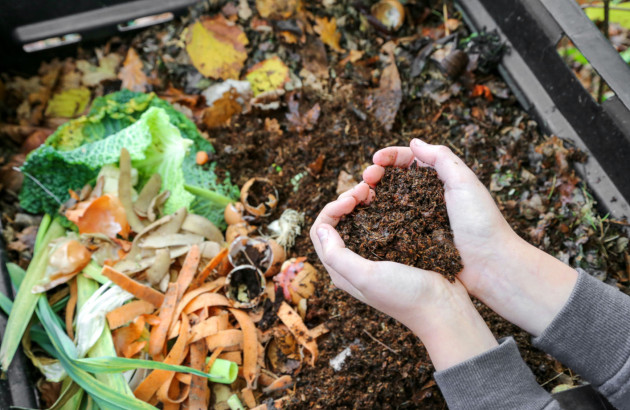 Personne qui tient du compost