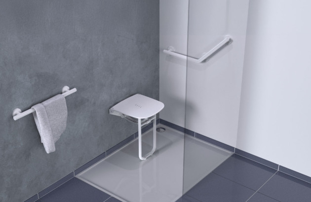 Douche de plain-pied avec barre d’appui et siège mural pour personne à mobilité réduite