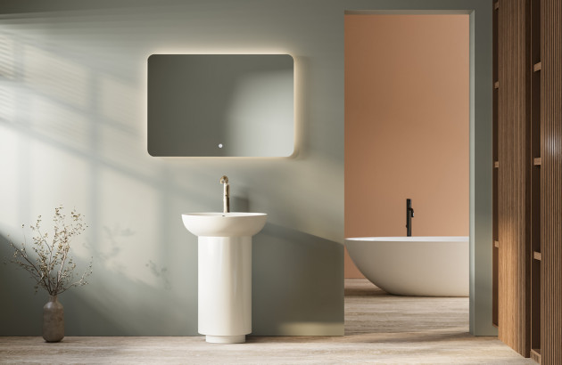 Grande salle de bains avec vasque totem et baignoire ilot