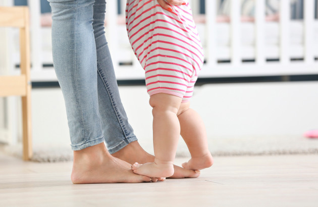 Plan au sol d'une femme et d'une petite fille qui sont pieds nus sur le carrelage