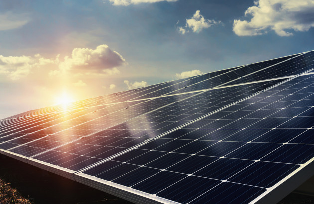 Rangée de panneaux photovoltaïques au soleil couchant