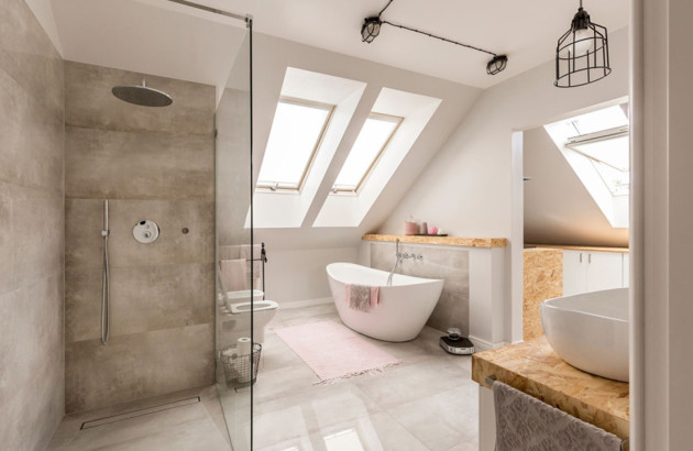 Salle de bains aménagée sous les combles