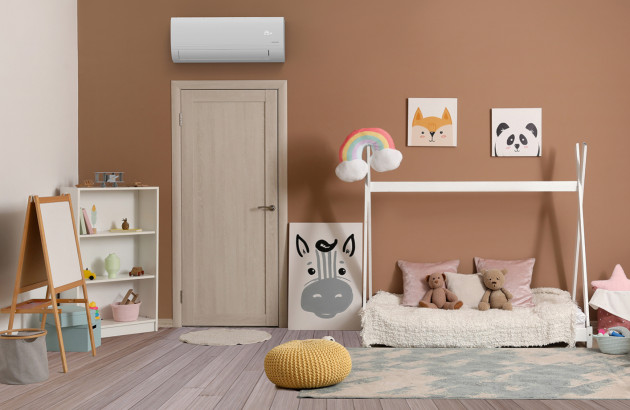 Chambre d’enfant avec unité intérieure de climatisation discrète, intégrée dans un espace chaleureux.