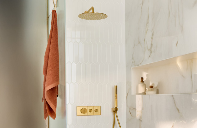 Colonne de douche encastrée finition or brossé