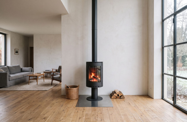 Poêle à bois moderne installé dans une pièce et respectant des distances de sécurité
