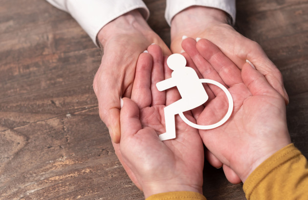 Femme qui présente ses mains avec un logo de personne handicapée physique