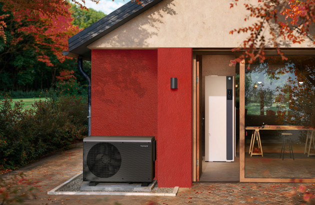 Pompe à chaleur air-eau Thermor avec unité extérieure noire et module intérieur installé dans une maison contemporaine.