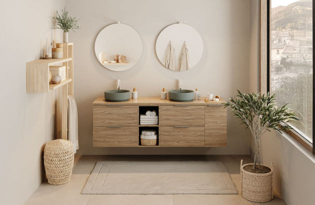 Meuble double vasque en bois clair avec vasques à poser et décoration inspirée du style scandinave.