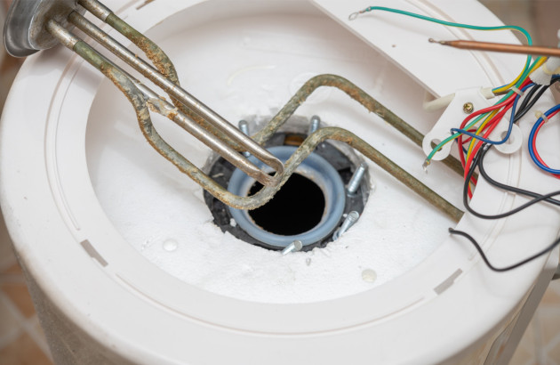 Tuyaux de chaudière recouverts de calcaire