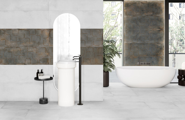 Salle de bains ouverte recouverte de carrelage blanc