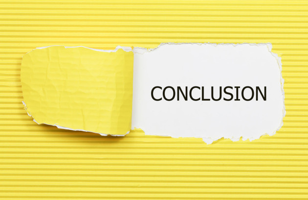 Texte conclusion écrit sous une feuille de papier jaune déchirée