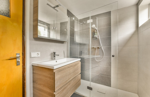 Petite salle de bains intelligemment agencée
