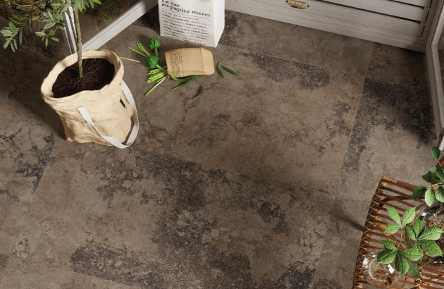 Carrelage effet métal oxydé à l'extérieur autour d'un jardin