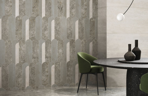 Salon avec du carrelage texturé sur les murs
