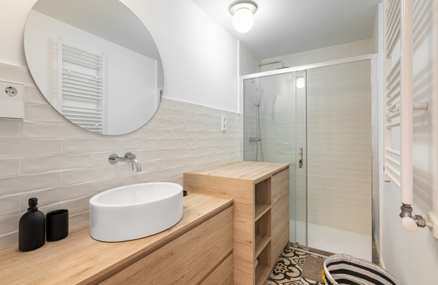 Salle de bains avec meuble vasque en bois 