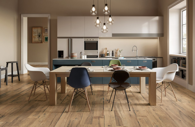Grande cuisine avec carrelage imitation parquet
