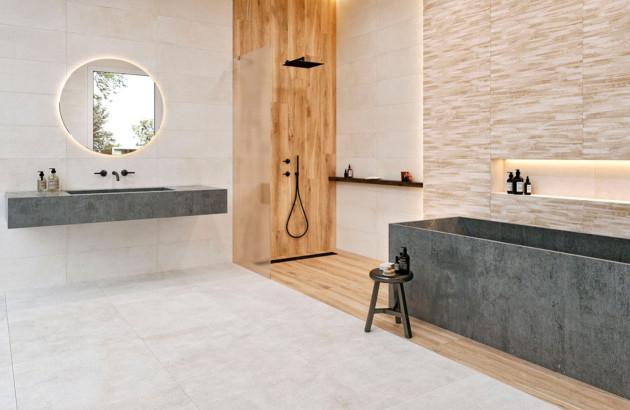 Salle de bains avec différents carreaux de carrelage posés