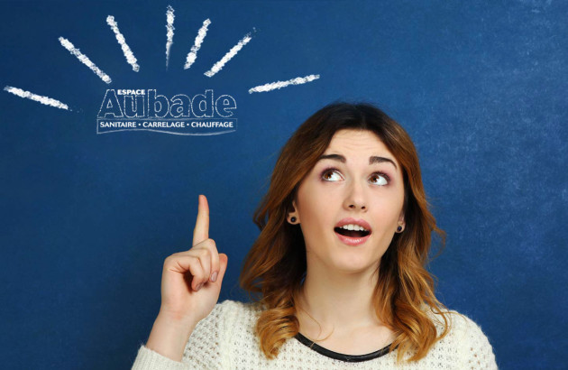 Femme pointant le logo Aubade