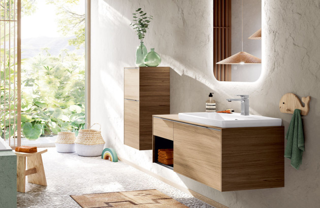 Ensemble de meuble de salle de bains en bois dans une salle de bains ouverte et lumineuse