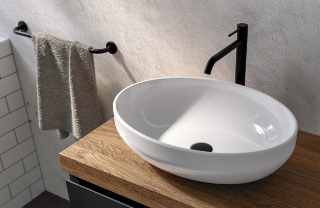 Meuble avec une vasque blanche posée dessus