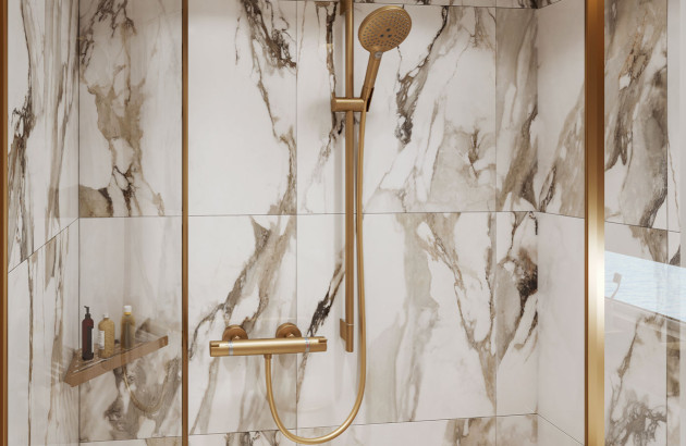 Mitigeur et colonne de douche en laiton dans une douche