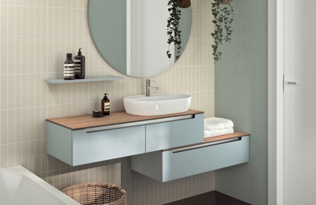 meuble de salle de bains bleu compact dans une petite salle de bains