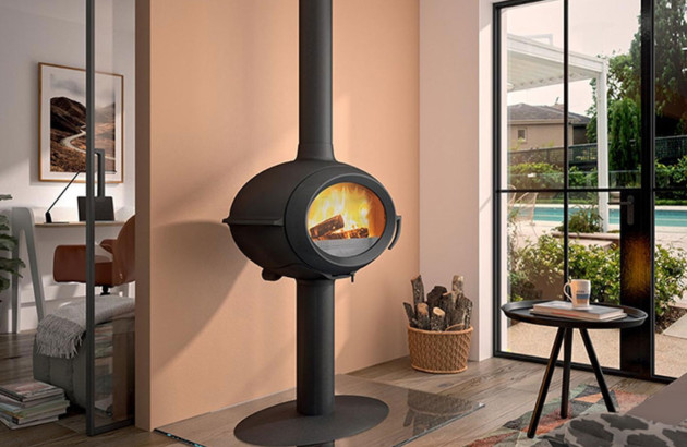 Poêle à bois au design oval en fonctionnement dans une maison