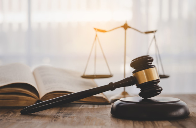 Marteau de juge avec une balance et un livre textes de loi
