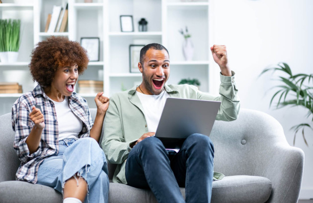 Couple heureux car il découvre qu'il est éligible aux aides financières