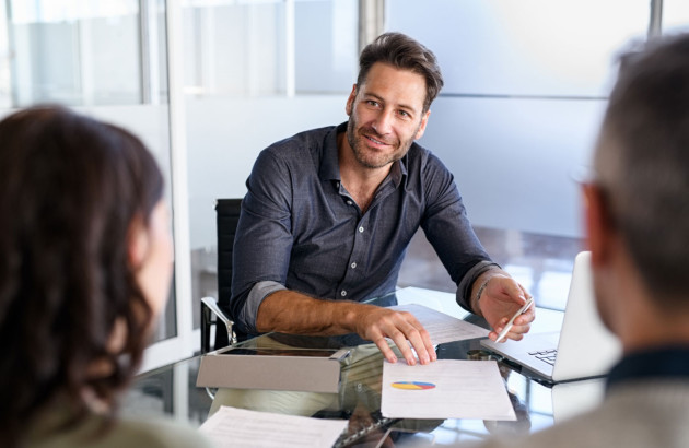 conseiller qui démontre les avantages et les inconvénients d'une pompe à chaleur