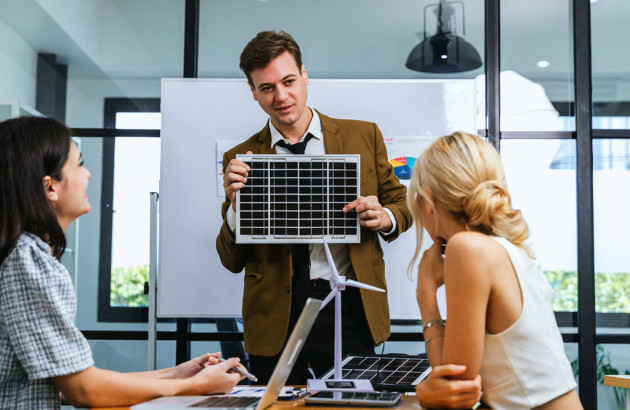 Conseiller qui explique les normes des panneaux solaires