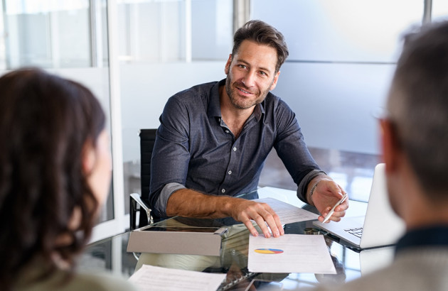 Conseiller qui rappelle les points essentiels à deux personnes