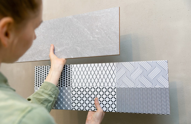 Femme qui visualise la pose de carreaux de carrelage muraux à motifs