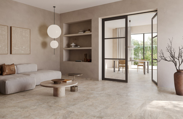 Salon de maison avec des grands carreaux de carrelage au sol