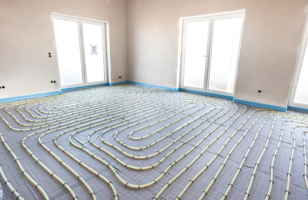 Installation de tuyaux pour du plancher chauffant dans une maison