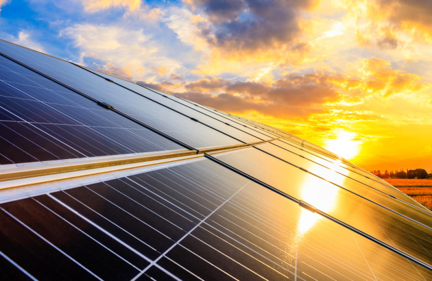 Panneaux solaires éclairés par le soleil couchant