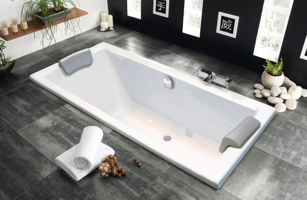 salle de bain grise avec baignoire