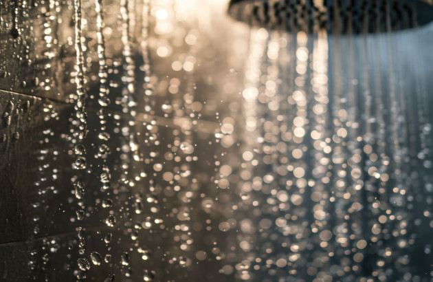 Eau chaude qui sort d'une douche